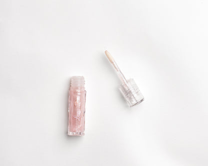 Luvelie luxury light pink Lip gloss with applicator close up